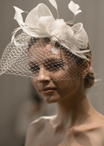 Вуалетка из синамей с перьями